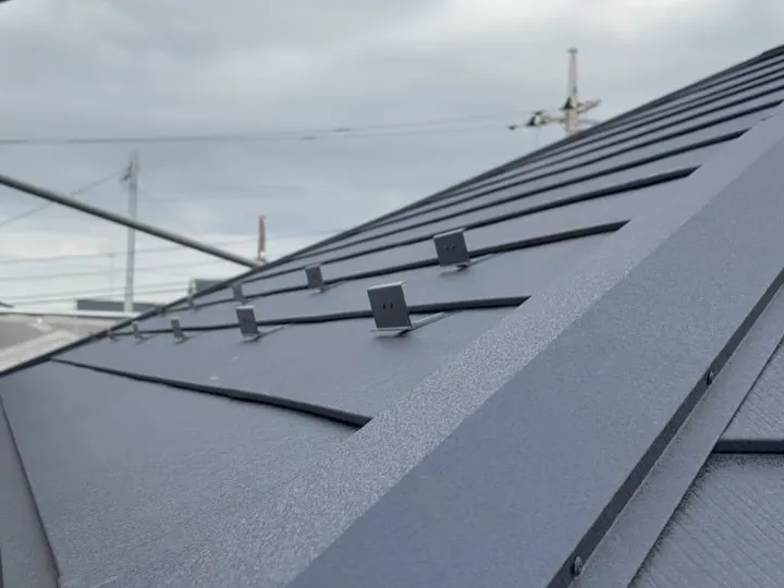 屋根カバー種類を徹底比較して耐久性と費用の最適バランスを見つける方法